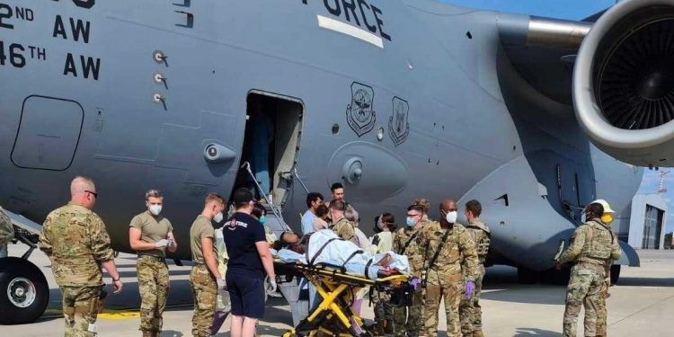 Mujer afgana da a luz en un vuelo de rescate de Estados Unidos