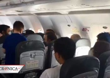 Cumplió su sueño: niño pide selfie a AMLO al verlo en avión (VIDEO)