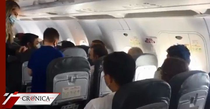 Cumplió su sueño: niño pide selfie a AMLO al verlo en avión (VIDEO)