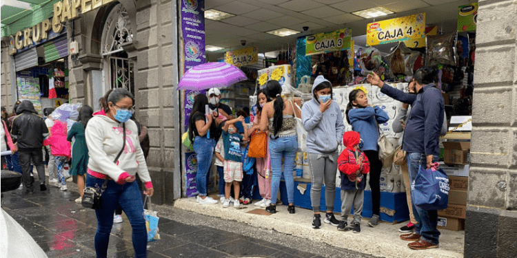Entre la lluvia y la pandemia, compras escolares de pánico