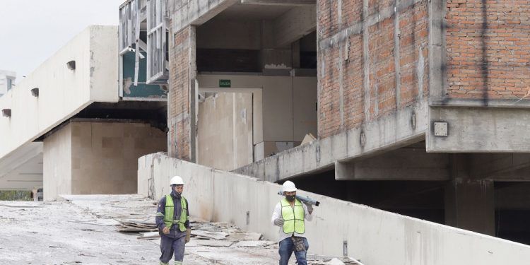 Retiran escombro del hospital IMSS San Alejandro previo a su demolición