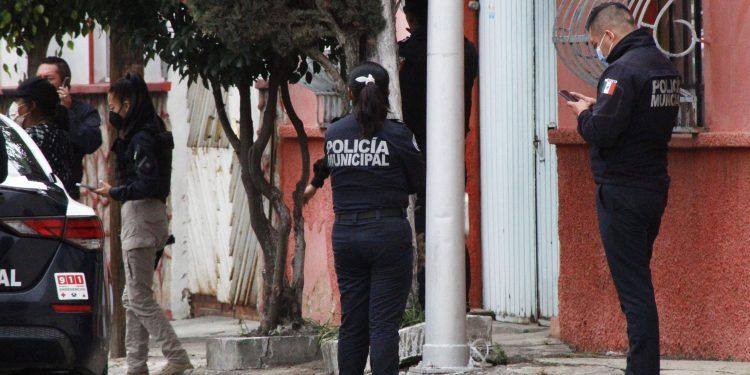 Hallan fosa con osamenta en vivienda de adulto mayor en la colonia Cristóbal Colón