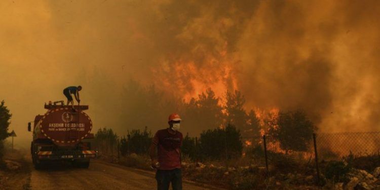 Mueren ocho personas tras incendios en zonas turísticas de Turquía
