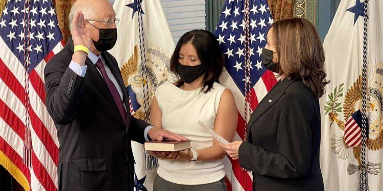 Kamala Harris toma juramento al nuevo embajador de EE.UU. en México