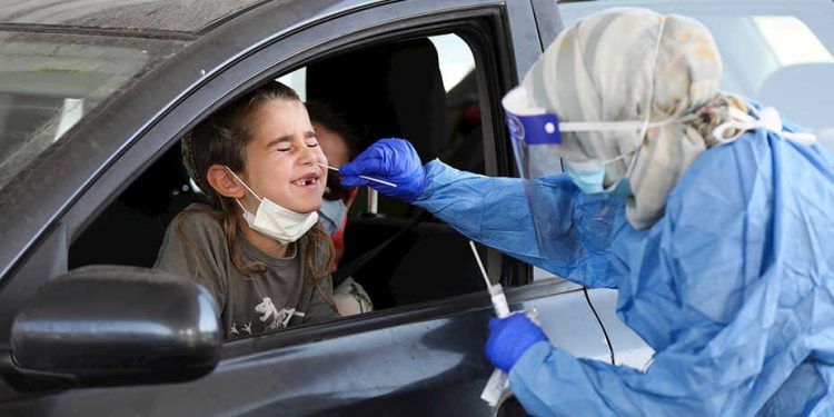 Quienes han sufrido COVID-19 grave están más protegidos frente a las variantes