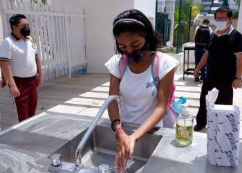 Ordena juez a SEP y SSA garantizar agua e insumos contra COVID en escuelas