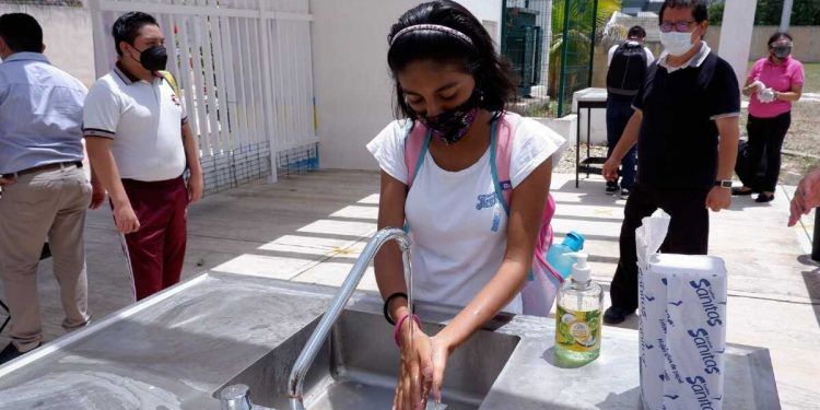 Ordena juez a SEP y SSA garantizar agua e insumos contra COVID en escuelas