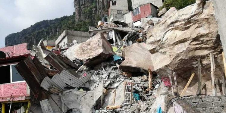Laboran ingenieros especialistas para estabilizar rocas desprendidas del Cerro del Chiquihuite