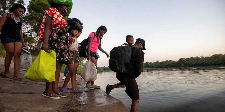 Biden elige deportar a los miles de haitianos que se agolpan en la frontera sur