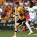 Raúl Jiménez se quita protector de cabeza ante la frustración de no anotar gol