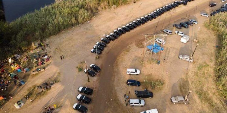 Texas intenta frenar el ingreso de inmigrantes con un «muro de acero»
