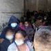 Hallan a 42 migrantes centroamericanos encerrados en casa en el EdoMex