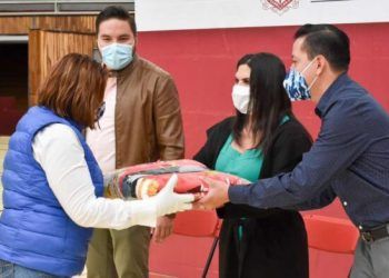 Entrega Norma Layón cobertores a familias vulnerables de Texmelucan