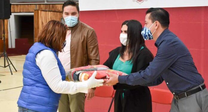 Entrega Norma Layón cobertores a familias vulnerables de Texmelucan