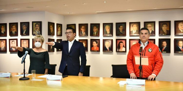 Néstor Camarillo e Isabel Merlo rinden protesta como presidente y secretaria del CDE del PRI Puebla