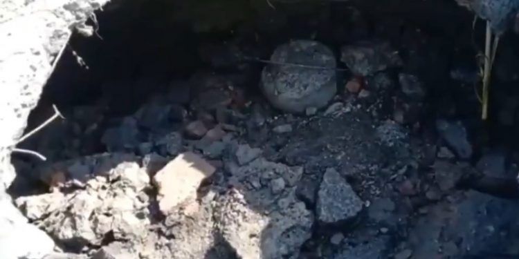 Por lluvias se forma socavón en la colonia Bugambilias