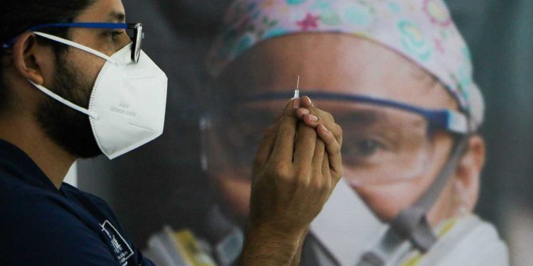 Plantea Hacienda destinar 28 mmdp para vacunación contra Covid-19 en 2022
