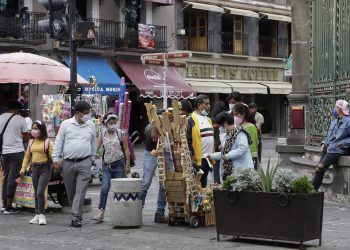 Ambulantes nuevamente se instalan alrededor de la Catedral de Puebla
