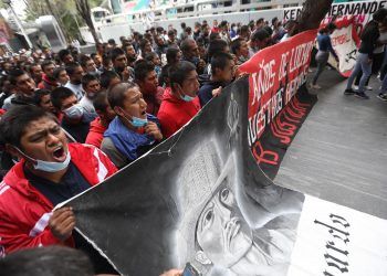Marcha en la CDMX reúne a ciudadanos para recordar a los 43 de Ayotzinapa