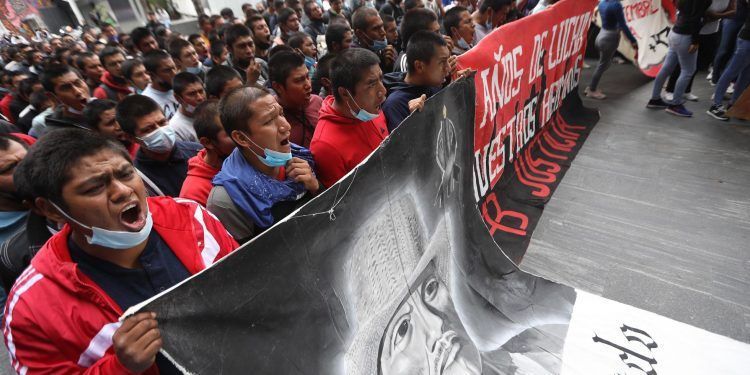 Marcha en la CDMX reúne a ciudadanos para recordar a los 43 de Ayotzinapa