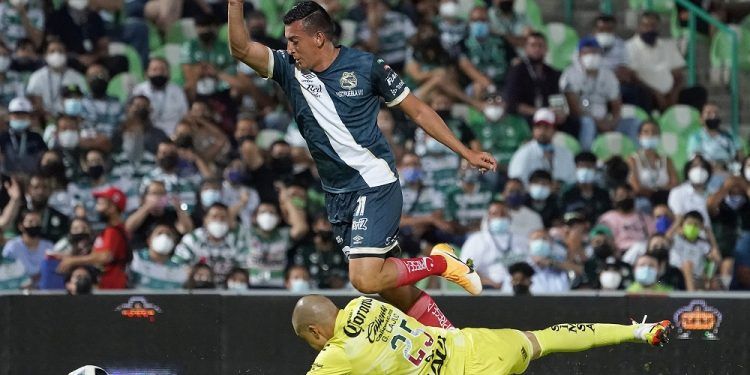 Club Puebla deja ir al victoria a un minuto del final; 1-1 ante Santos