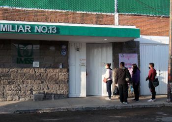 Maleantes saquean farmacia de la Clínica 13 del IMSS en Puebla