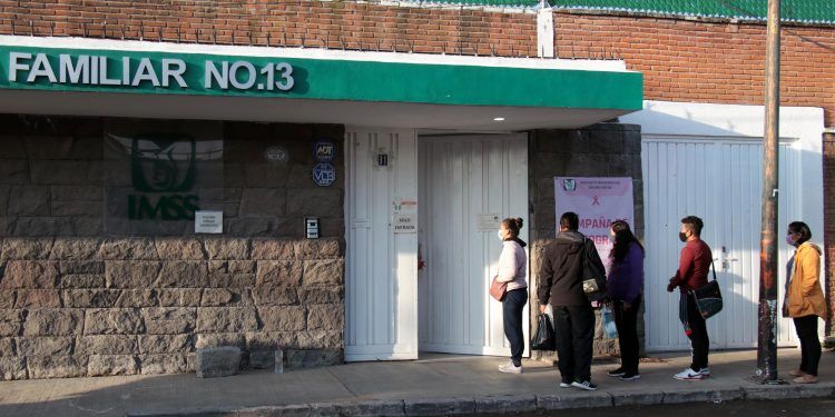 Maleantes saquean farmacia de la Clínica 13 del IMSS en Puebla