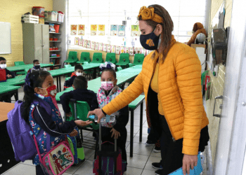 Pese a contagios, aumenta asistencia presencial a clases