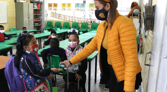 Pese a contagios, aumenta asistencia presencial a clases
