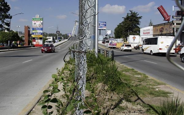 Joven amaga con arrojarse del puente de la Calzada Zaragoza