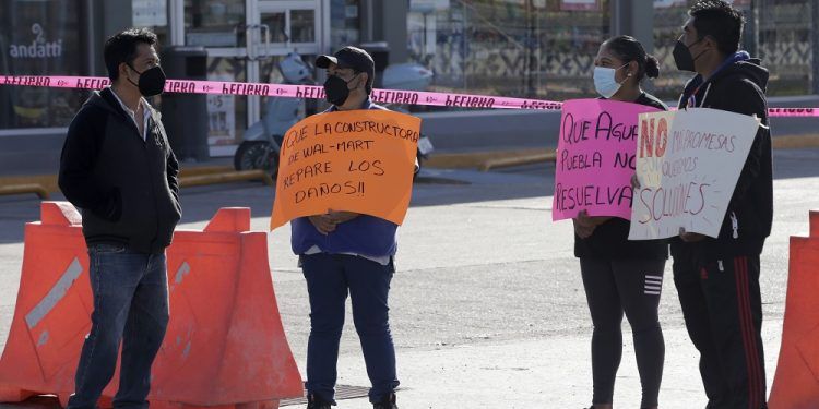 Cierran crucero en Valsequillo y 24 Sur para exigir semáforos y conclusión de obras