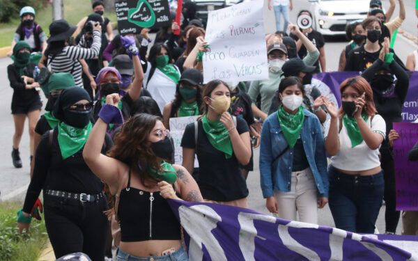 Feministas se manifiestan a favor del aborto y recorren calles de Puebla