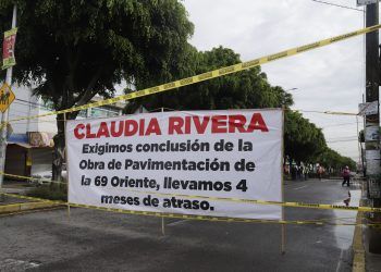 Vecinos de Loma Linda bloquean la Avenida 14 Sur; exigen a Claudia Rivera concluir pavimentación