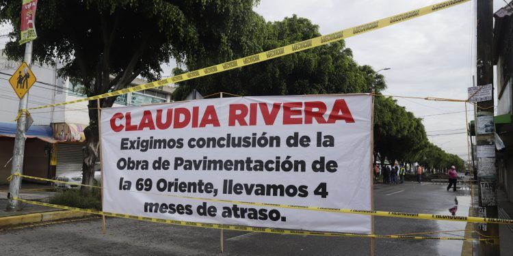 Vecinos de Loma Linda bloquean la Avenida 14 Sur; exigen a Claudia Rivera concluir pavimentación