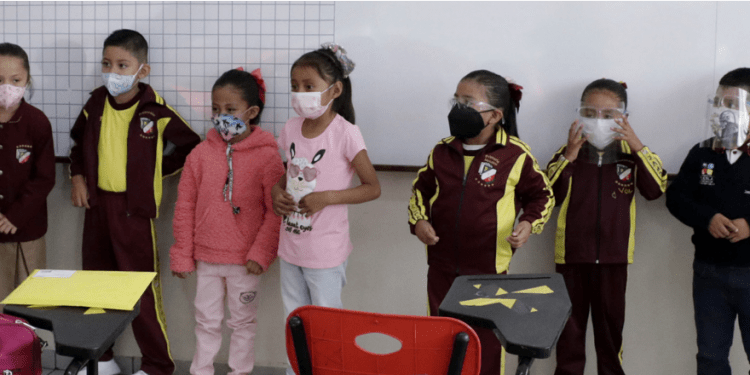 Dividida, la opinión de poblanos sobre las clases presenciales