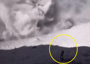 Dos jóvenes se graban en el cráter del Popocatépetl mientras lanza fumarola