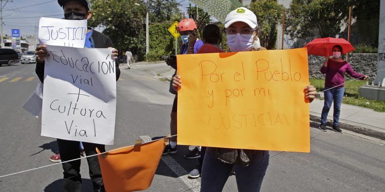 Bloquean carretera a Valsequillo y exigen justicia por joven atropellado por patrulla de la SSP