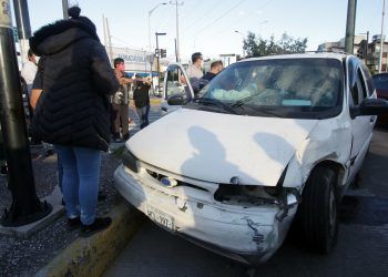 Choque entre patrulla y camioneta deja dos heridos en la Diagonal Defensores
