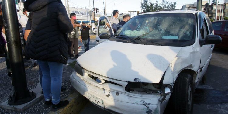 Choque entre patrulla y camioneta deja dos heridos en la Diagonal Defensores