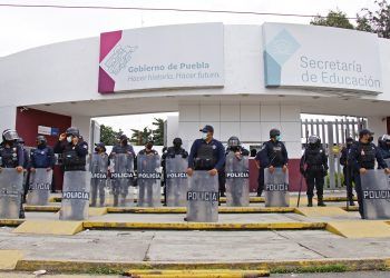 Liberan a dos maestros detenidos tras manifestación en la SEP Puebla