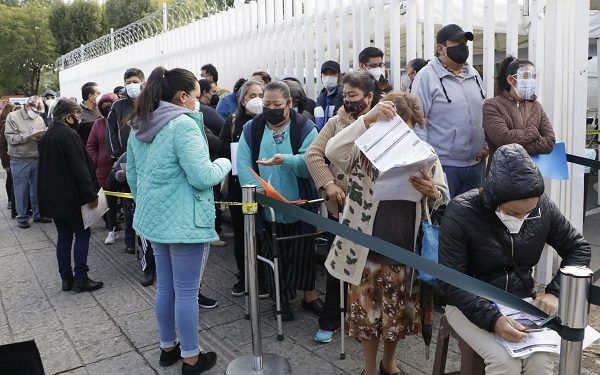 Alta afluencia de ciudadanos registran los centros de vacunación COVID en Puebla