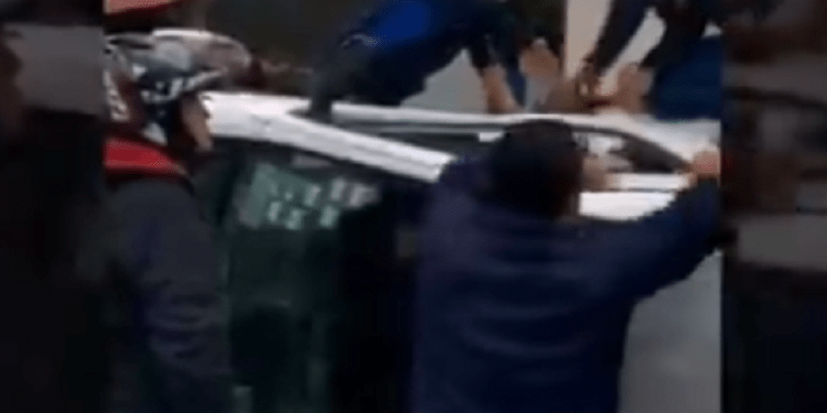Vuelca una camioneta y el conductor queda prensado en la colonia La Paz