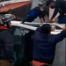 Vuelca una camioneta y el conductor queda prensado en la colonia La Paz