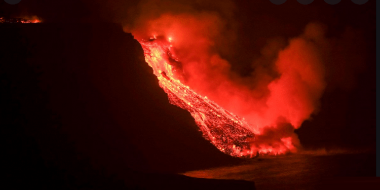 Lava del volcán de la isla de La Palma llega al mar