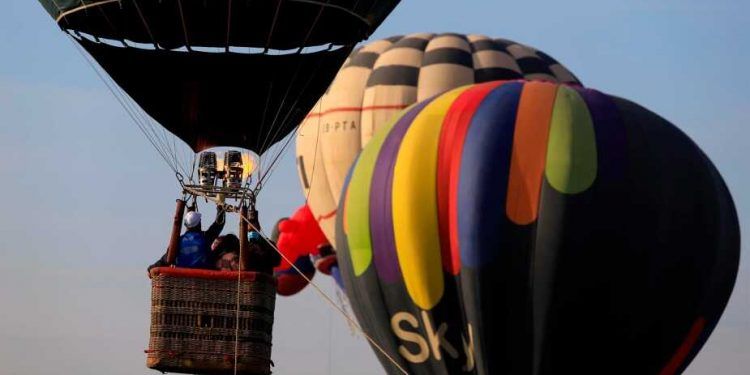 Globos aerostáticos cubren de color el cielo poblano
