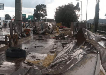 Pipa se queda sin frenos y se impacta con caseta en la México-Puebla 