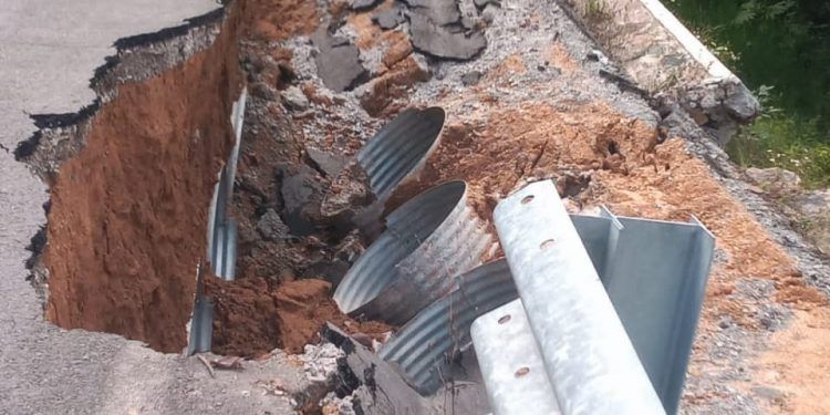 Lluvias causan derrumbes en carreteras de Puebla