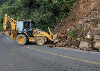 Retira Secretaría de Infraestructura derrumbes en Zapotitlán de Méndez