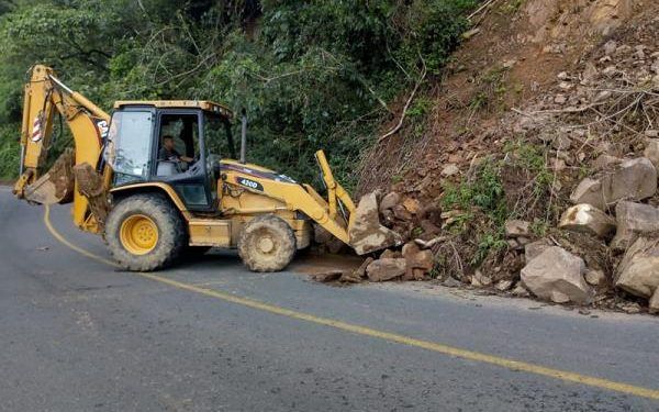 Retira Secretaría de Infraestructura derrumbes en Zapotitlán de Méndez