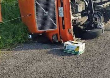 Vuelca tráiler y cae a barranco en carretera a Venustiano Carranza